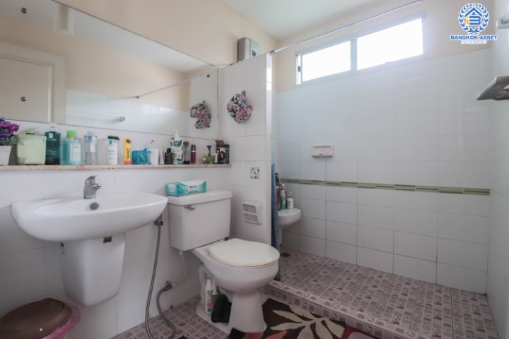 *****บ้านมือสองโซนนนทบุรี ม.มัณฑนา ปิ่นเกล้า-พระราม5 แบรนด์ดังจาก L&H สุดปัง ! บ้านหันทิศตะวันตกเฉียงใต้ บรรยากาศเงียบเป็นส่วนตัว หน้าบ้านไม่ชนใคร บนเนื้อที่ 61 ตร.ว. ฟังก์ชัน 3 ห้องนอน 3 ห้องน้ำ 2 ที่จอดรถ แถมฟรี !!  แอร์ 5 เครื่อง และ เครื่องทำน้ำอุ่น 2 เครื่อง Facilities ครบครัน! บนทำเลเดินทางสะดวก หน้าโครงการติดถนนนครอินทร์ ใกล้วงเวียนพระราม5 และจุดขึ้นทางด่วน "ศรีรัช"